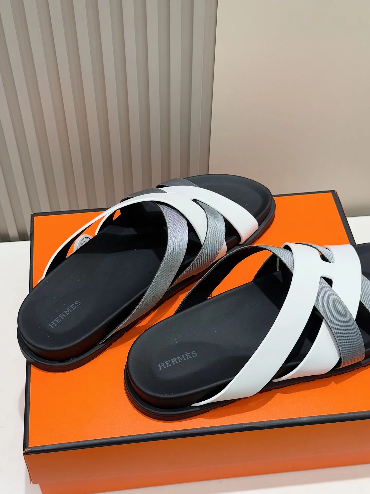 Batch 280 Hermes men's Kazimir slippers - top quality woven calfskin functional sandals, with interwoven uppers inspired by the "H" iconic pattern to create a casual look, perfect for summer. Imported cowhide + cowhide lining + rubber outsole Size: 38-44 (.45.46 customized)